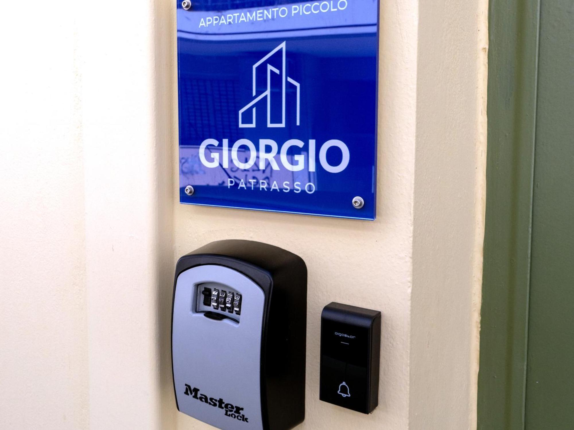 Giorgio Patrasso - Micro Apartment In The Center Of Patras Bagian luar foto