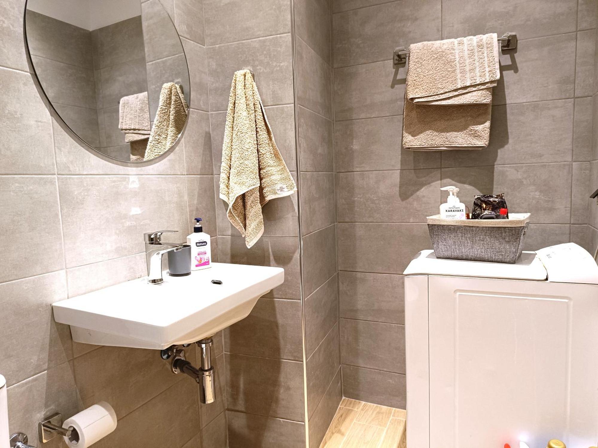 Giorgio Patrasso - Micro Apartment In The Center Of Patras Bagian luar foto