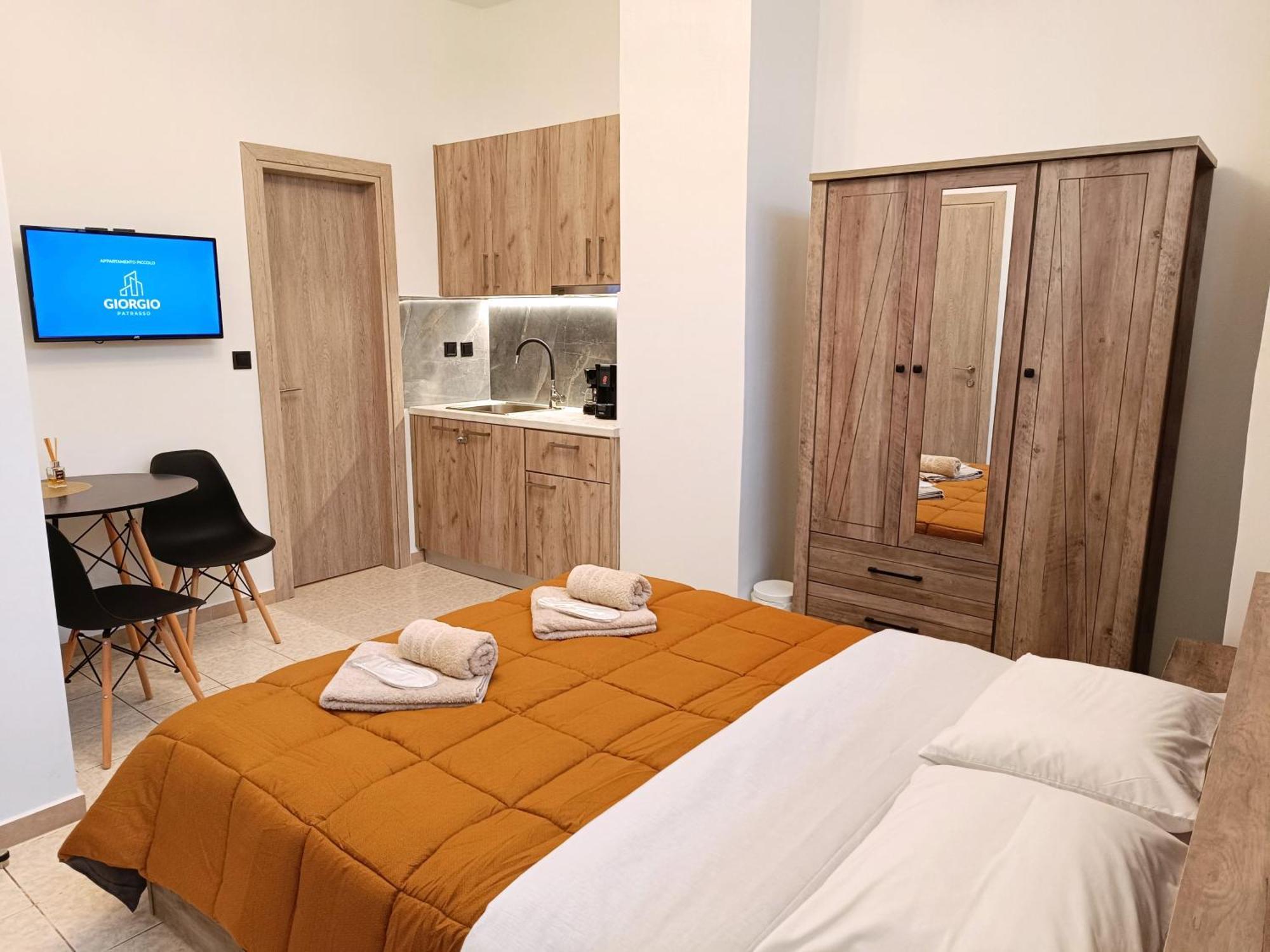 Giorgio Patrasso - Micro Apartment In The Center Of Patras Bagian luar foto