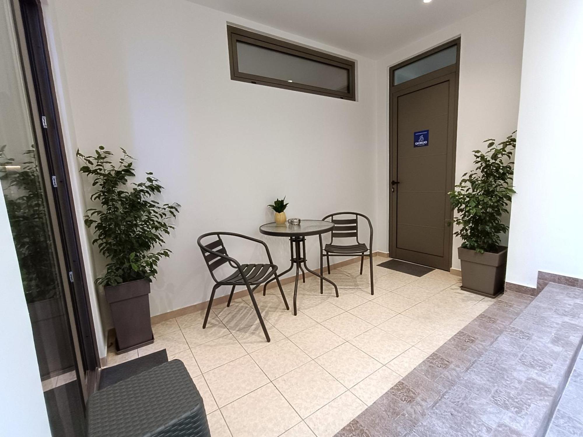Giorgio Patrasso - Micro Apartment In The Center Of Patras Bagian luar foto